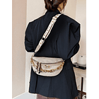 Cangurera mini con cocodrilo en relieve con diseño de cadena BEIGE 3