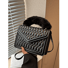 Bolso cuadrado de peluche guateado con solapa NEGRO 4