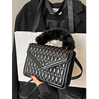 Bolso cuadrado de peluche guateado con solapa NEGRO 1