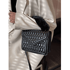 Bolso cuadrado de peluche guateado con solapa NEGRO 2