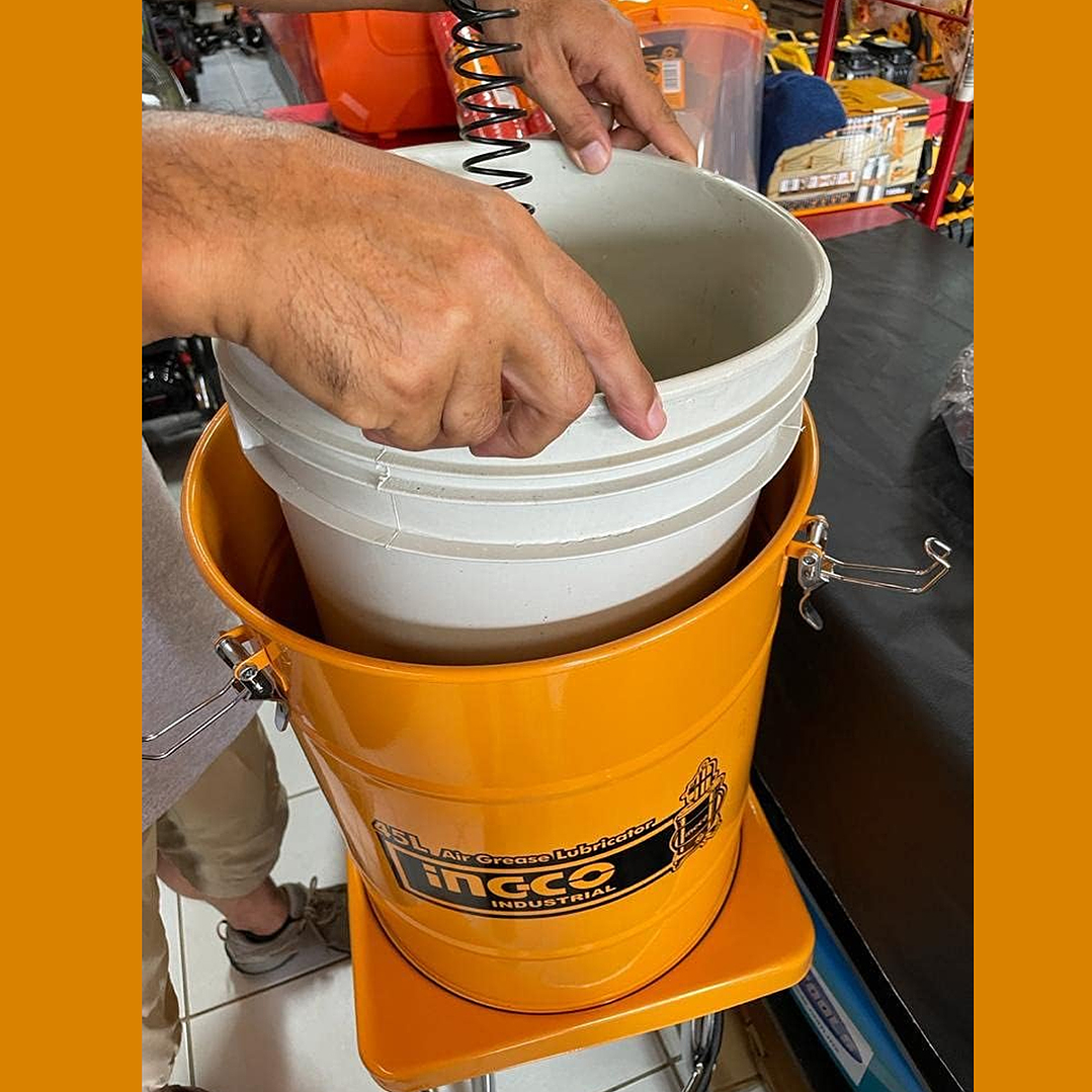 Engrasadora Neumática 45lt Industrial Ingco 2