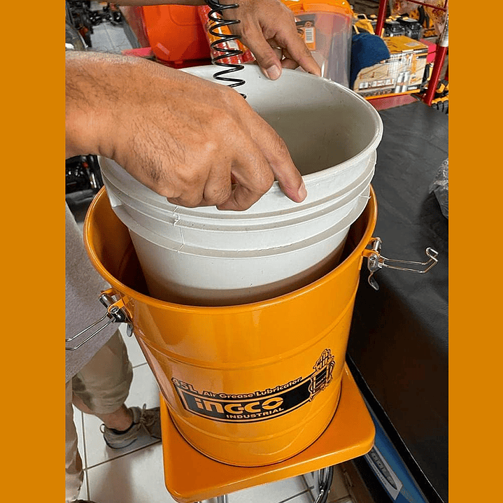 Engrasadora Neumática 45lt Industrial Ingco 2