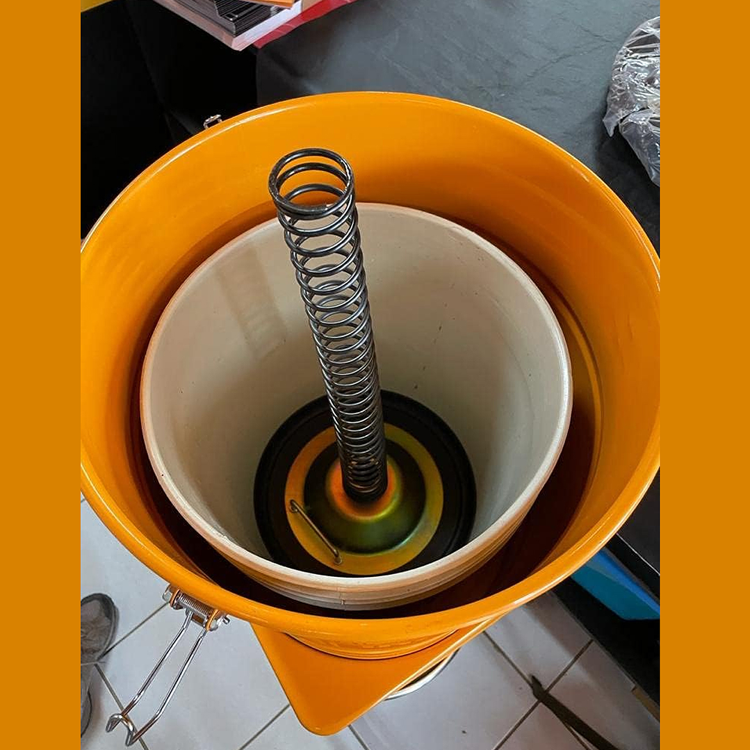 Engrasadora Neumática 45lt Industrial Ingco 3