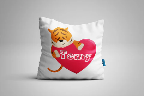 Almohada de tigre con corazón y nombre