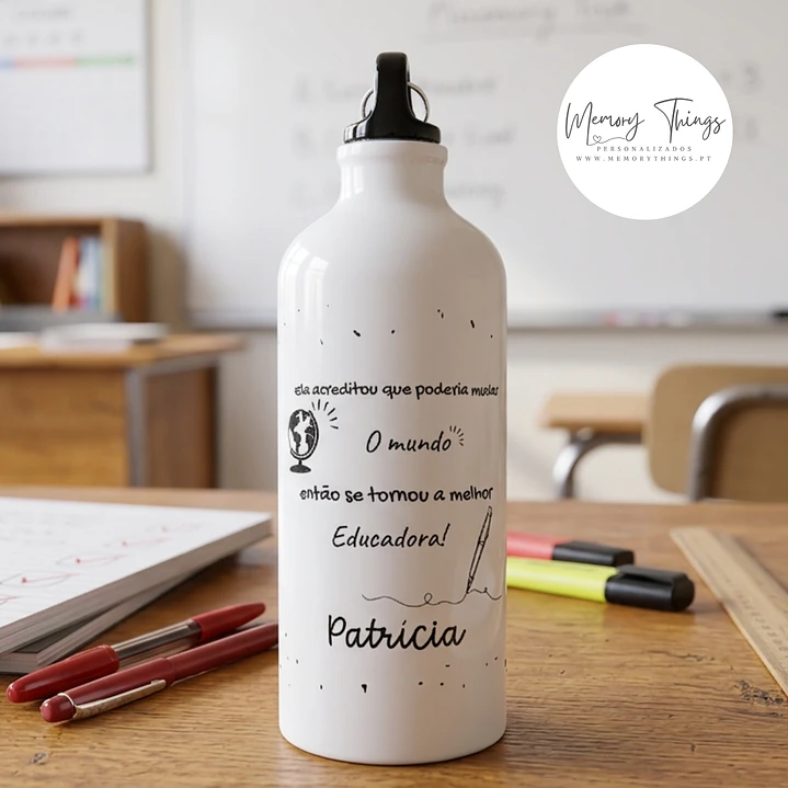 Garrafa de alumínio branca personalizada para educadora 1