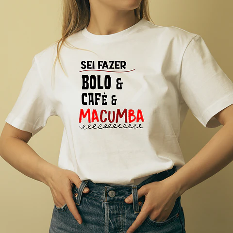 T-Shirt "Sei Fazer Bolo, Café e Macumba"