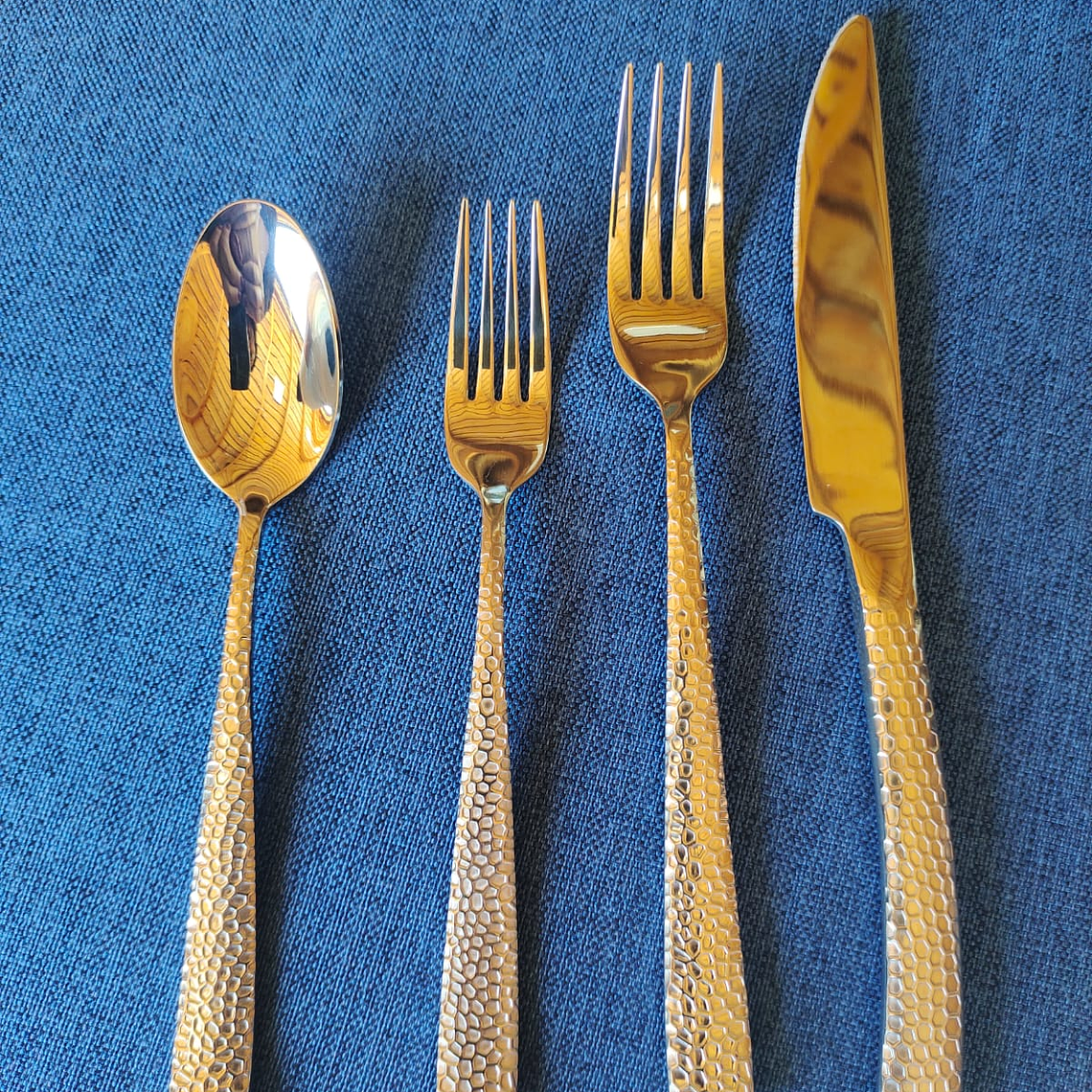 Set de Cubiertos 4 piezas acero Inoxidable dorado y plateado 1