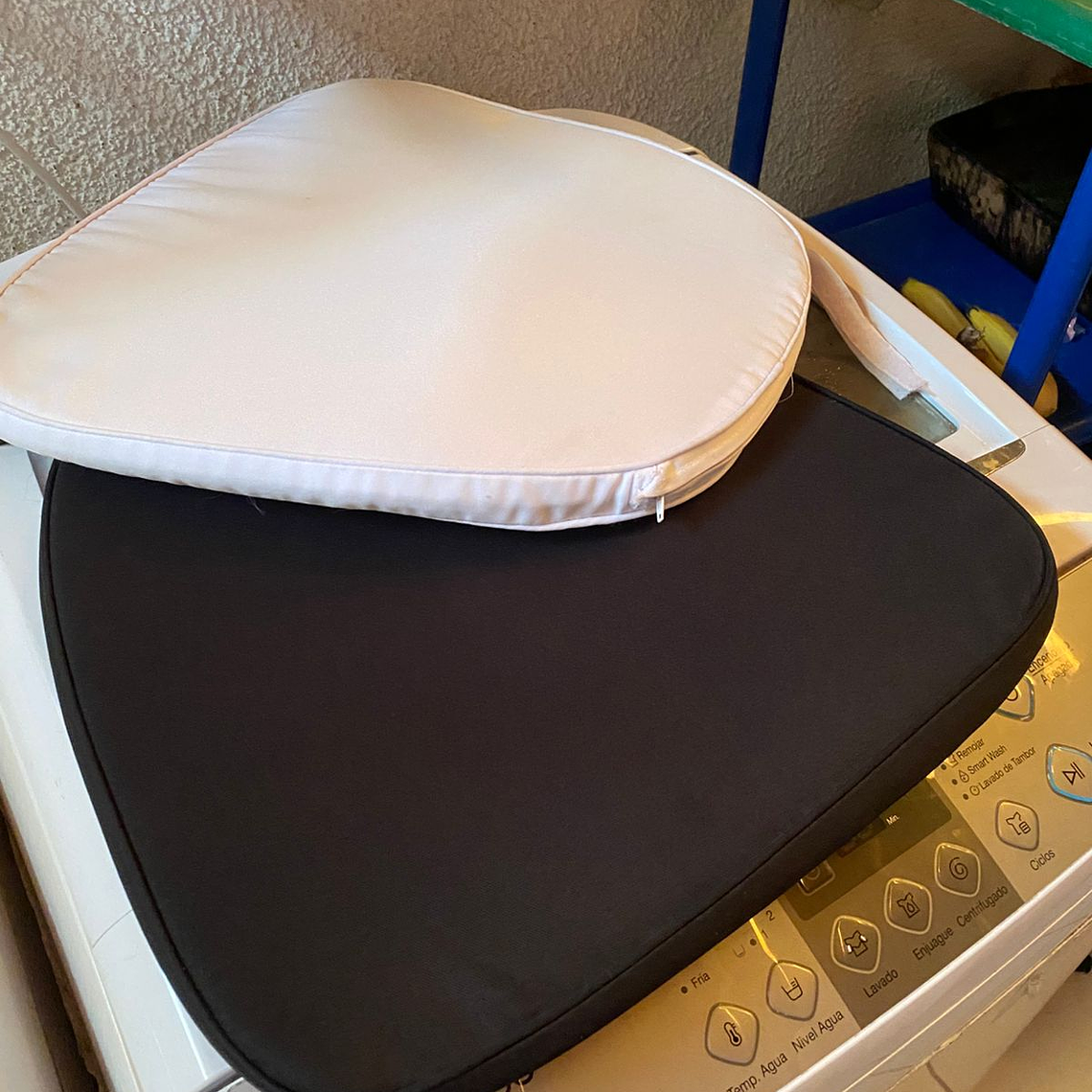 Cojín tela blanco y negro USADO 1