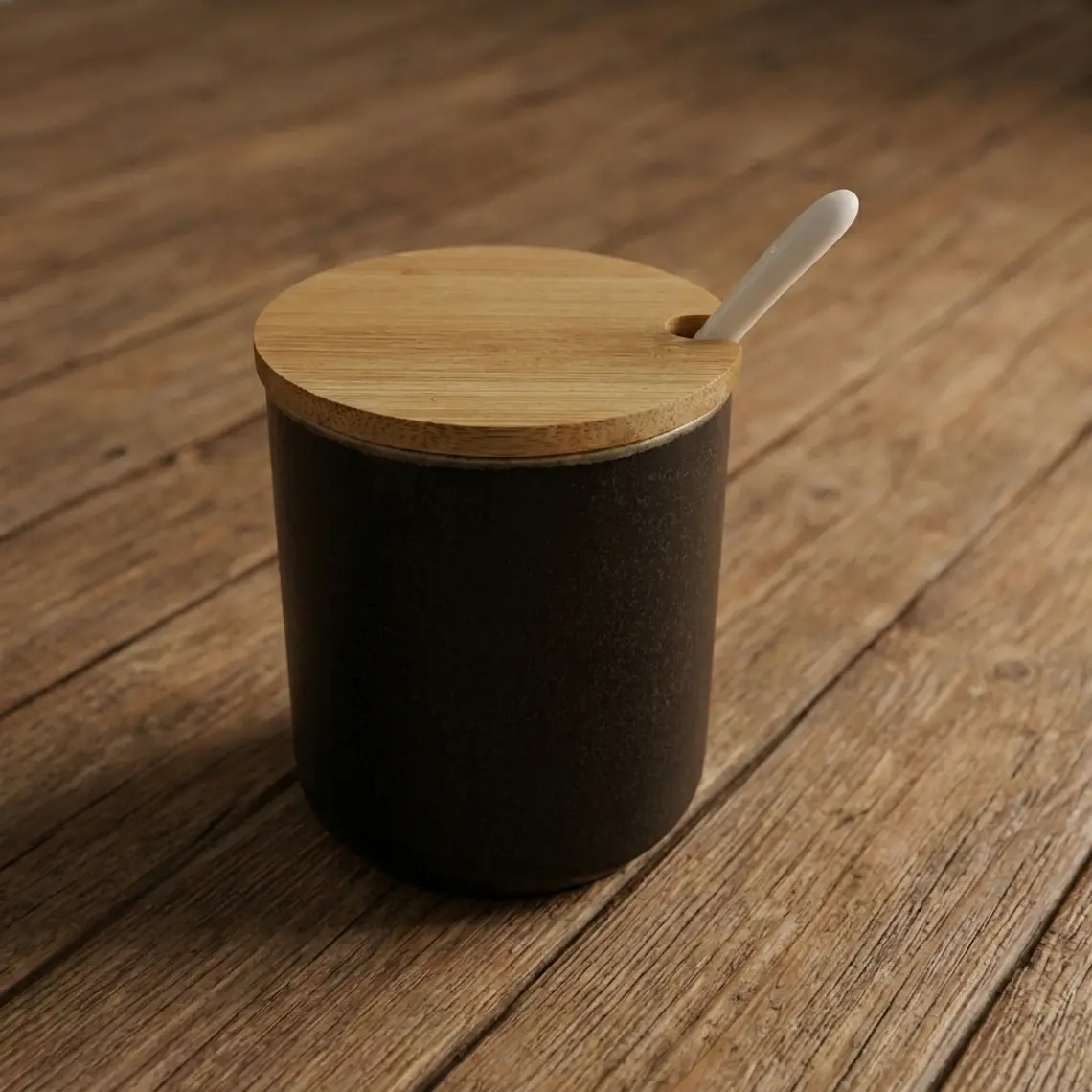 FRASCO POCELANA NEGRO 310 ML CTAPA MADER.+ CUCHARITA (8.5 x 11)CM 2