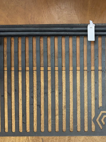 Parrilla Plancha Metalica 3 mm de espesor de 35x60 cm y dos estacas de 12mm x 60 cm