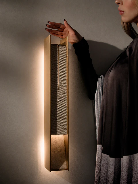 SMALL BRONZE WALL LIGHT