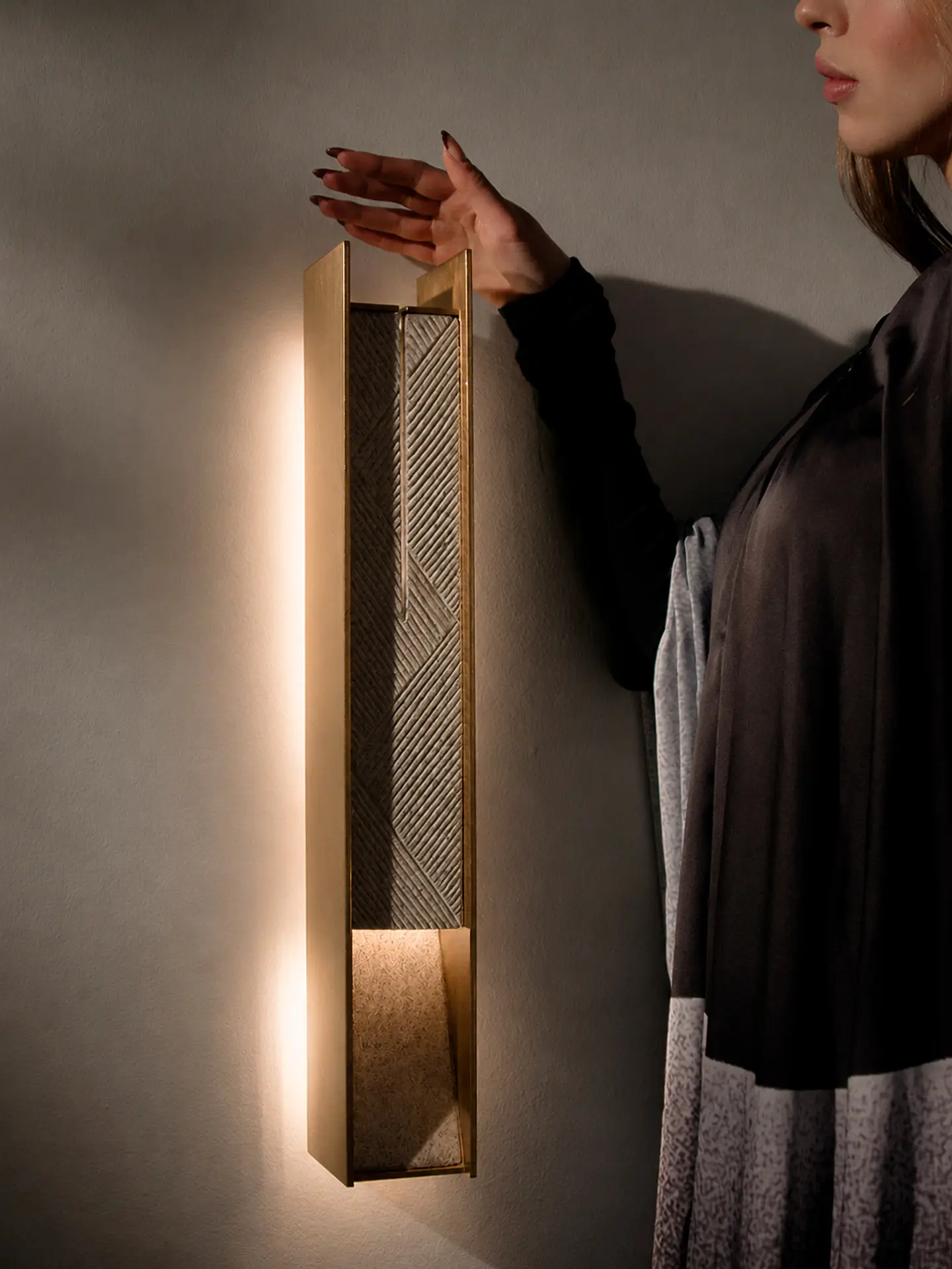 SMALL BRONZE WALL LIGHT 1