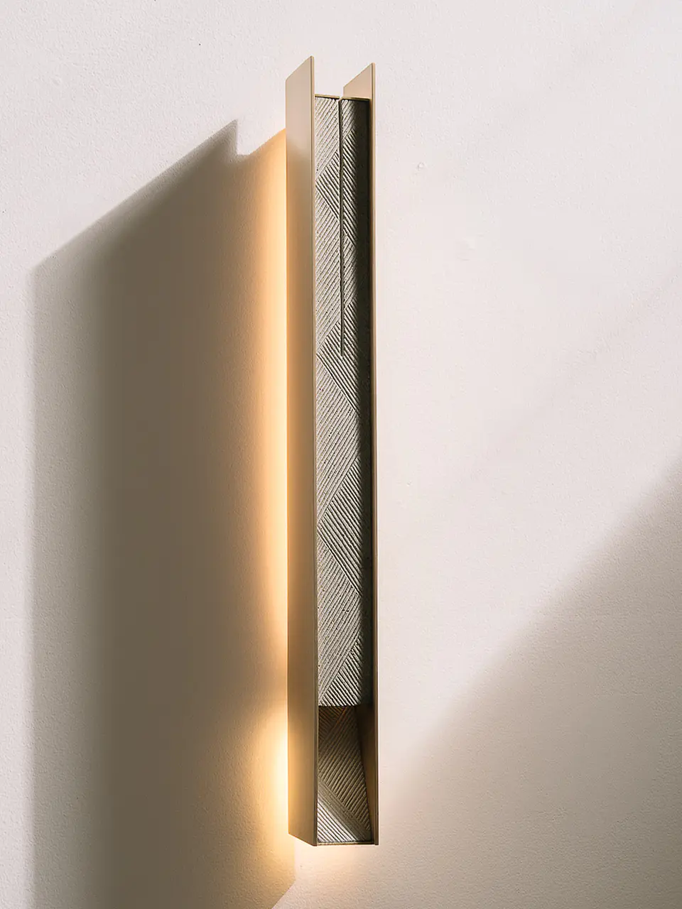 LARGE BRONZE  WALL LIGHT 1