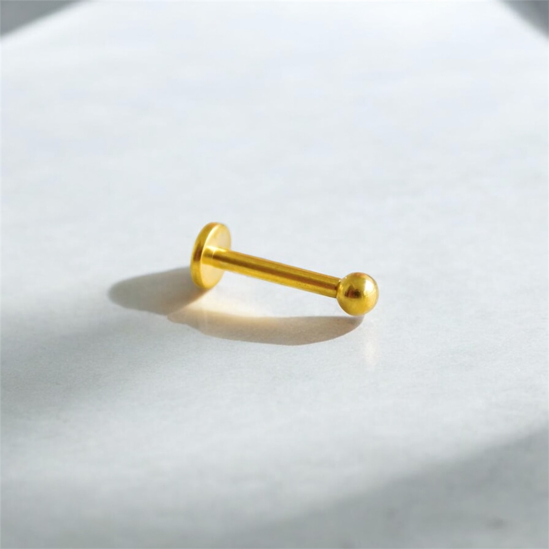 Piercing labret topo bolita