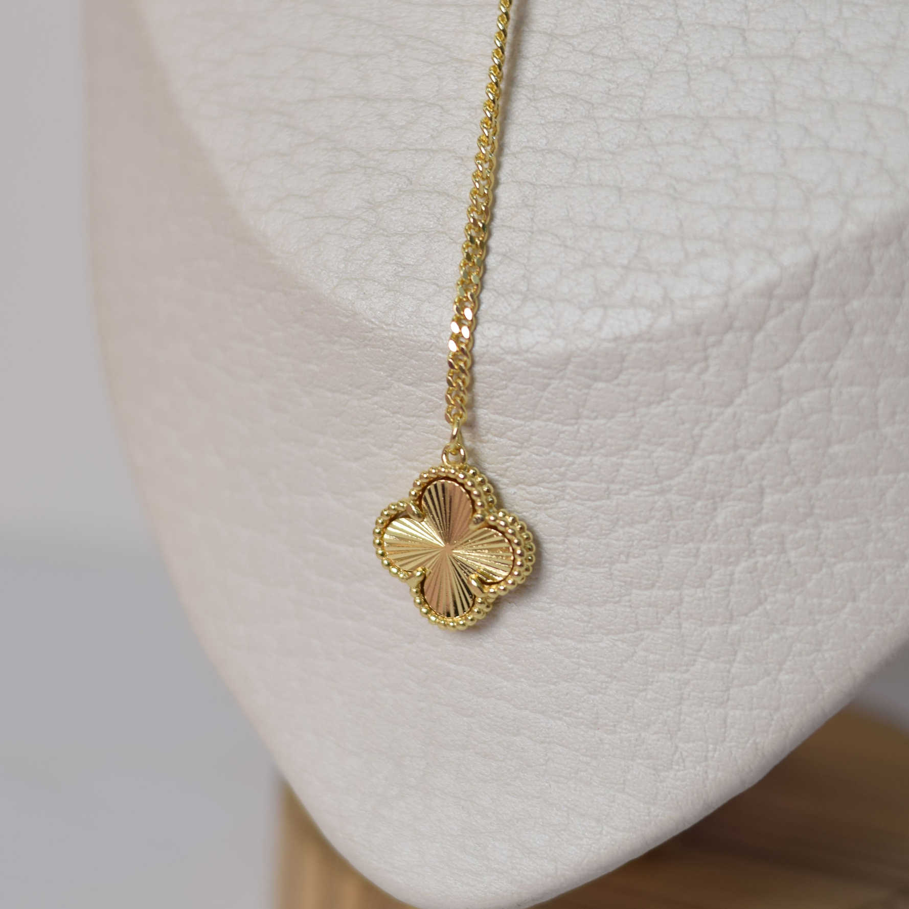 CADENA TREBOL DORADA 2