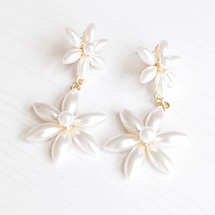 ARETES TOPO FLOR NACAR