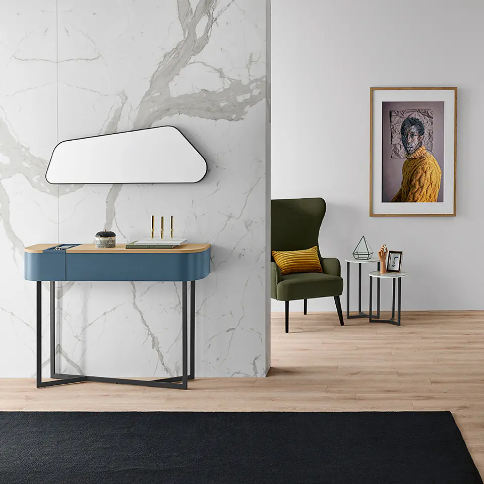 Amora Console 4