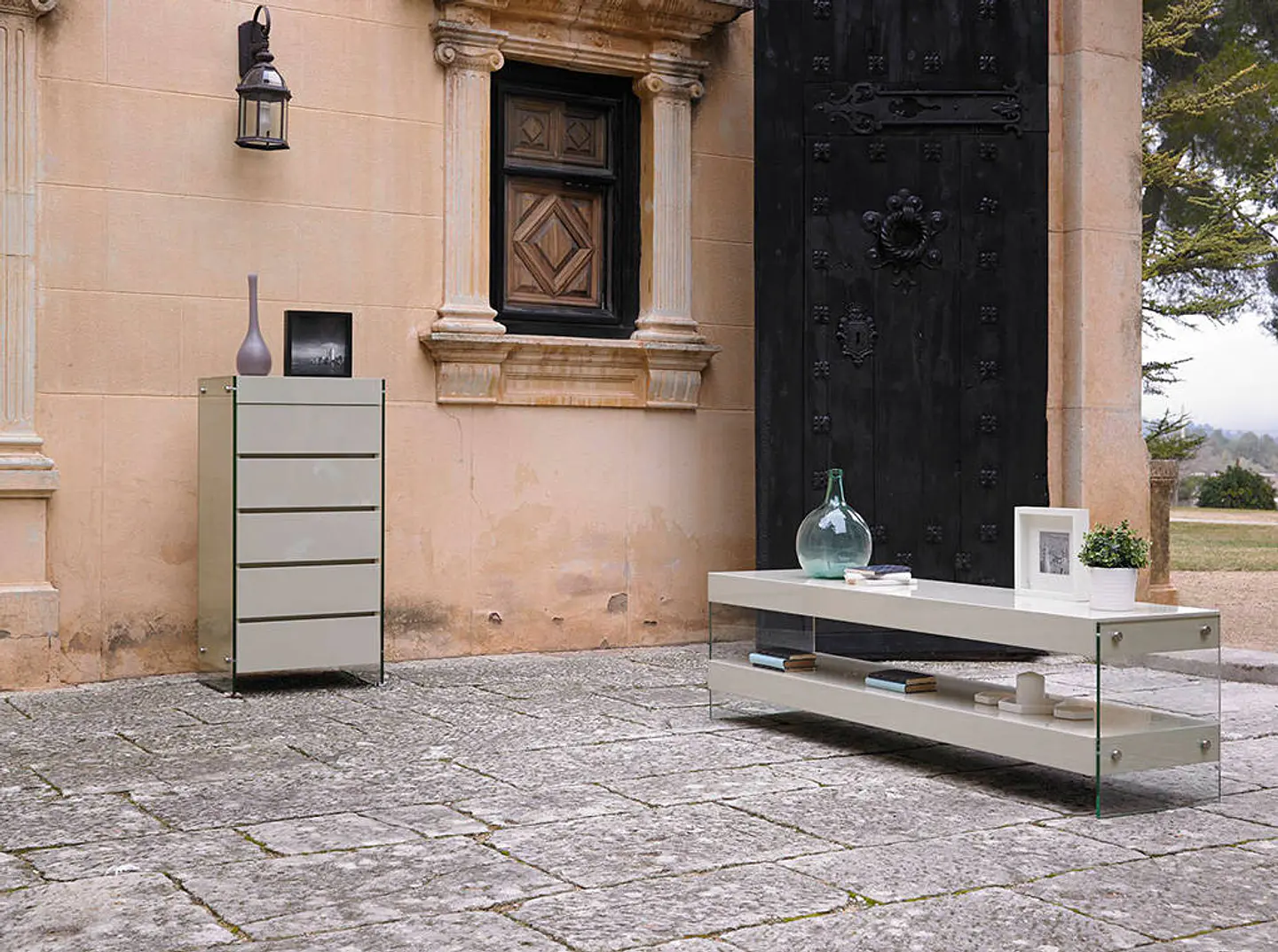 Meuble TV laqué avec côtés en verre 2