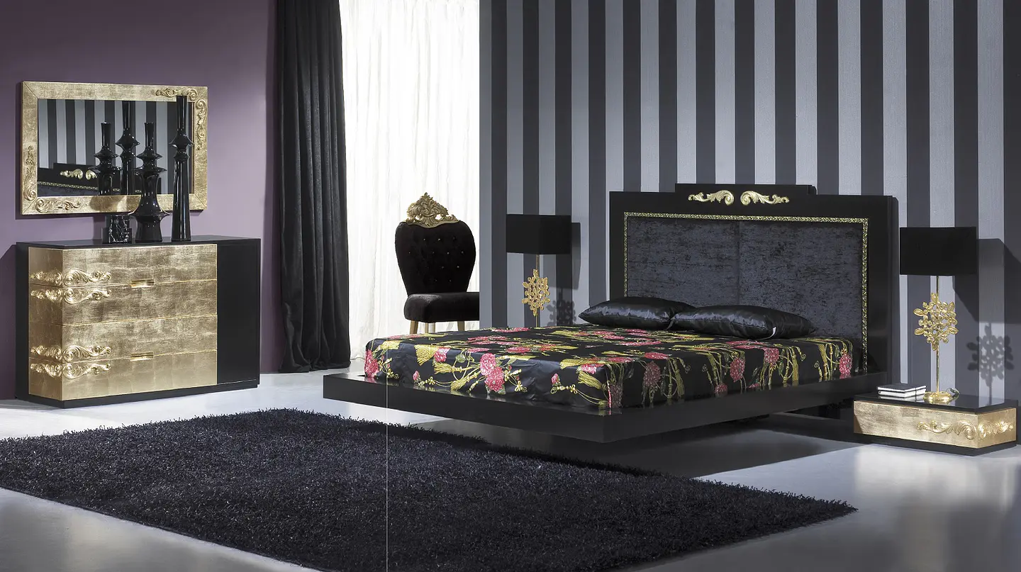 M163 Black / Gold Shine Room 1