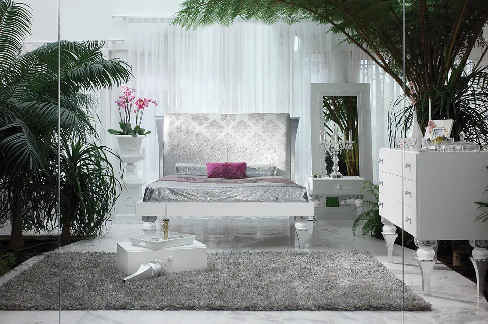 White / Silver Room M148 1