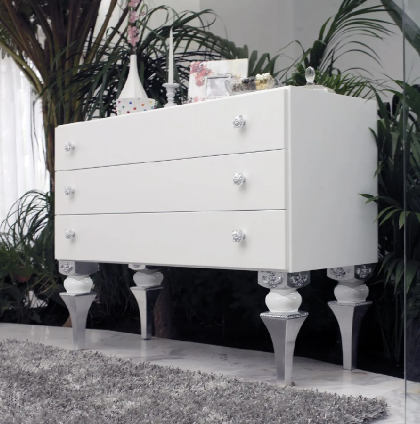 White / Silver Room M148 2