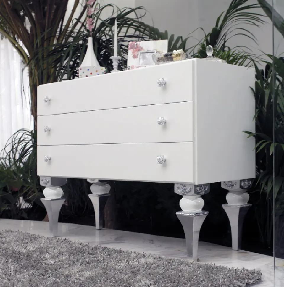 White / Silver Room M148 2