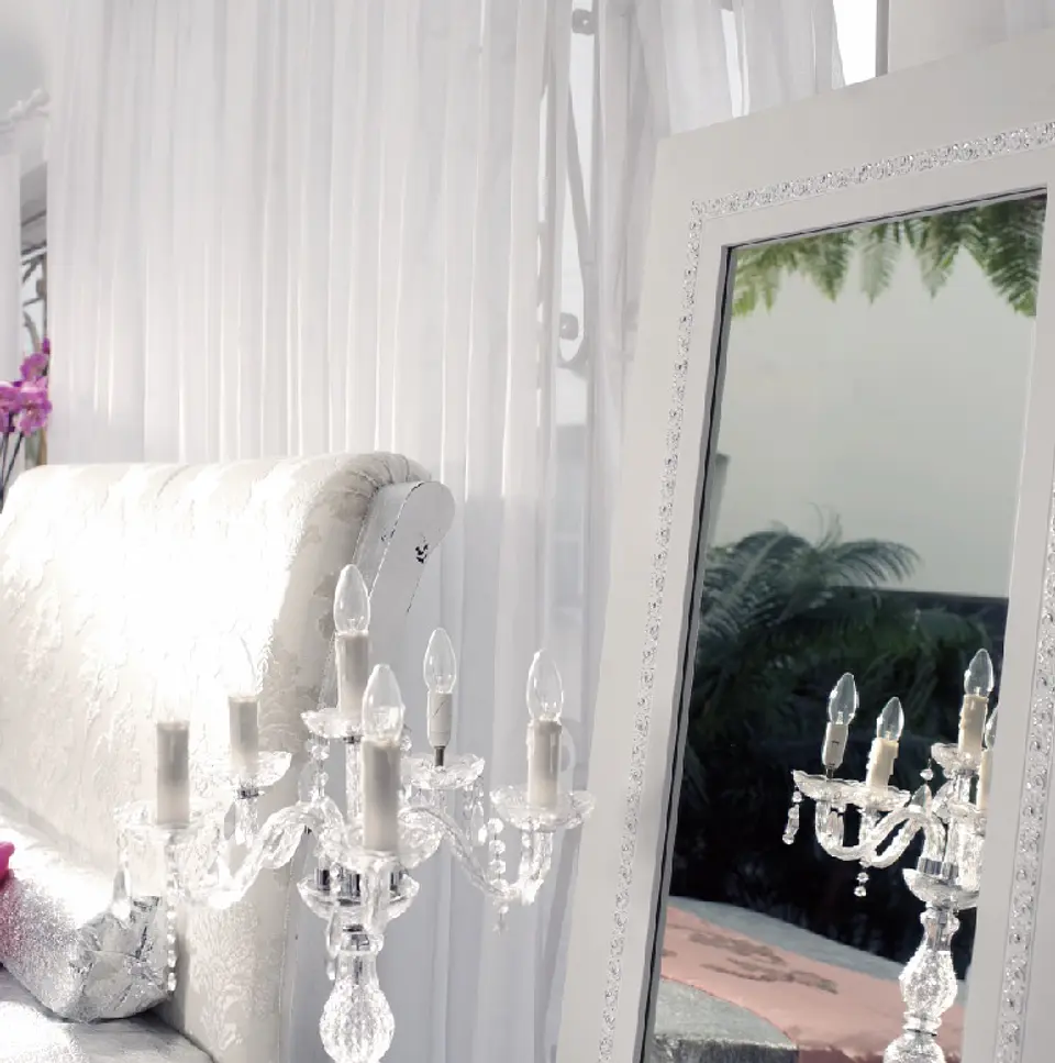 White / Silver Room M148 3