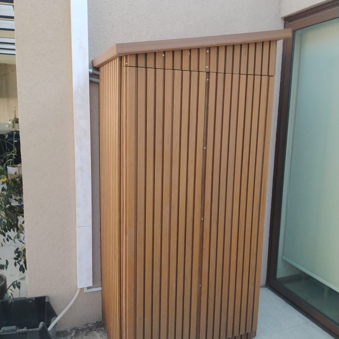 Sala Técnica Solar Exterior con Ventilación Activa, Protección Térmica e Instalación 1