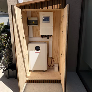 Sala Técnica Solar Exterior con Ventilación Activa, Protección Térmica e Instalación