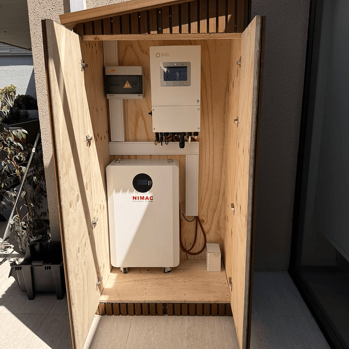 Sala Técnica Solar Exterior con Ventilación Activa, Protección Térmica e Instalación 2