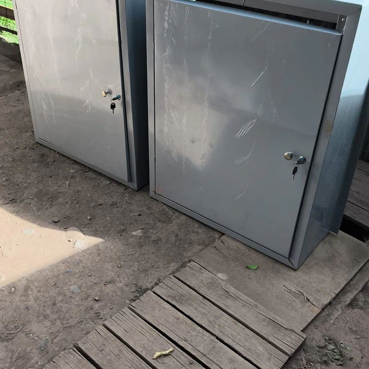 Gabinete metálico para inversores y baterías solares 3