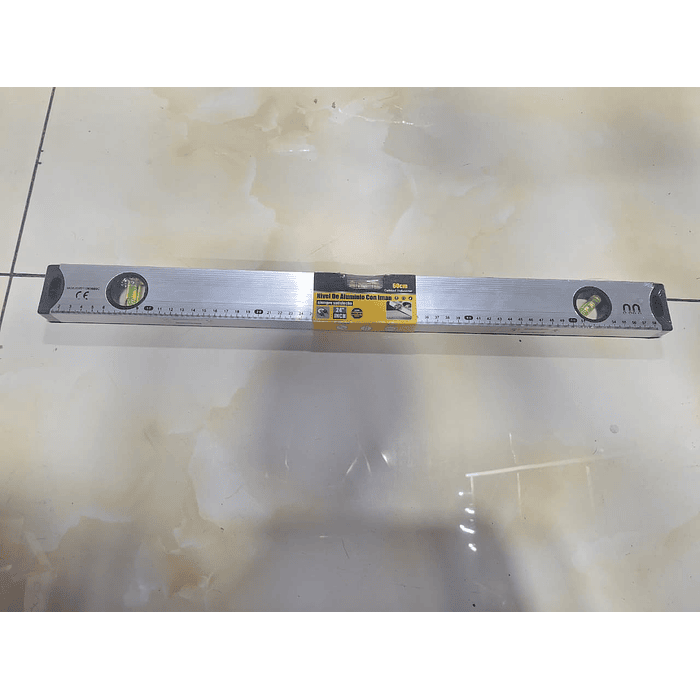 NIVEL DE MANO DE 60 CM CON IMAN