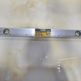 NIVEL DE MANO DE 60 CM CON IMAN