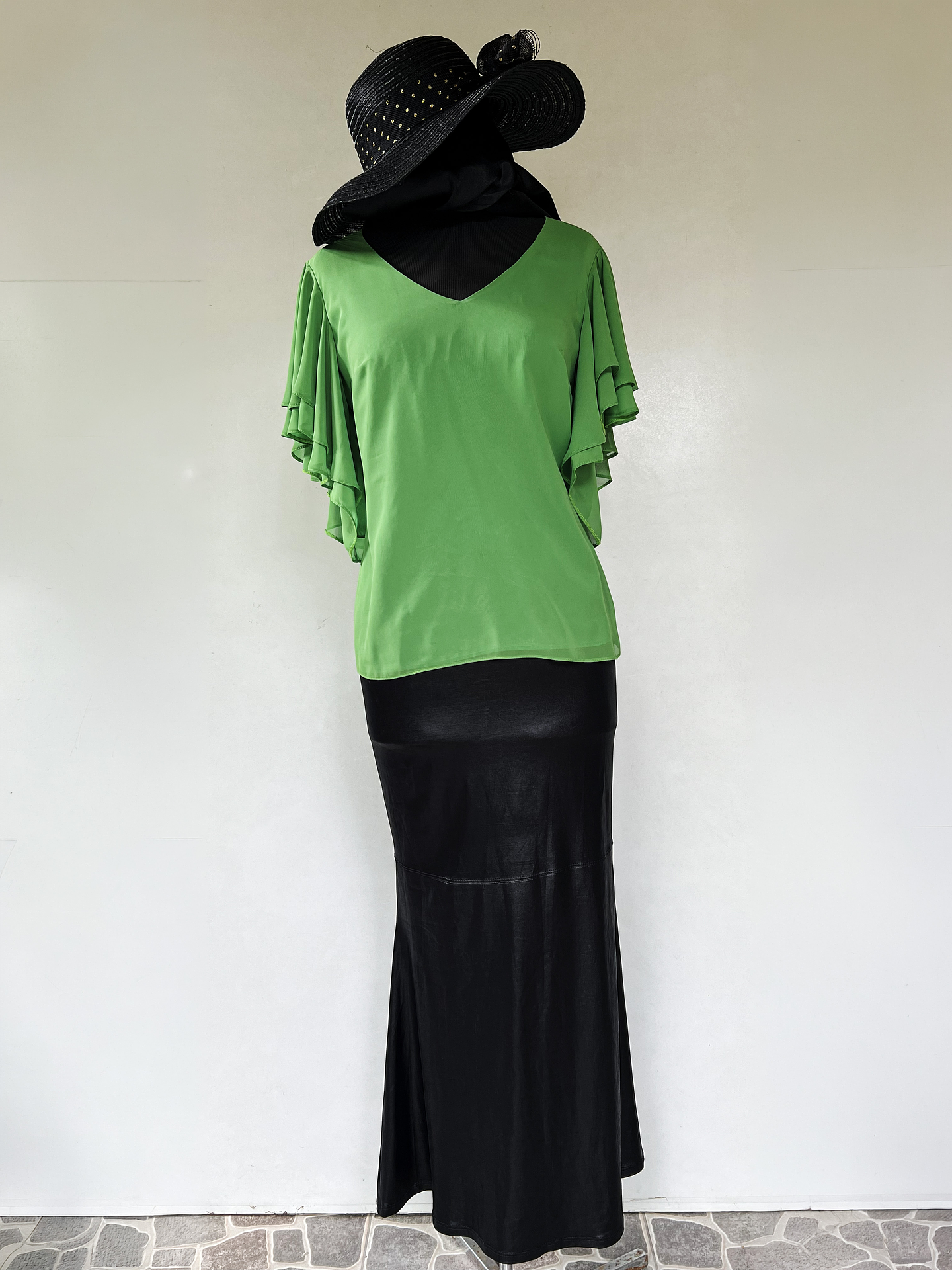 Falda larga negra con Blusa verde 1