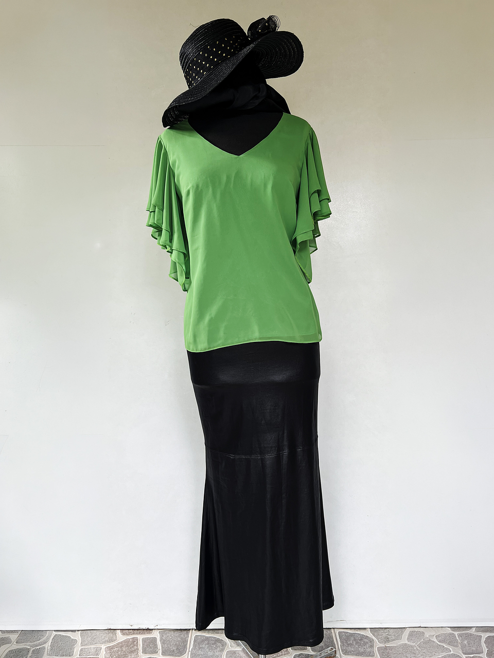 Falda larga negra con Blusa verde 1