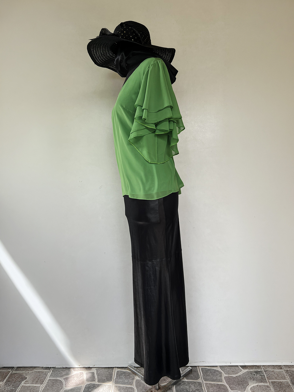 Falda larga negra con Blusa verde 2