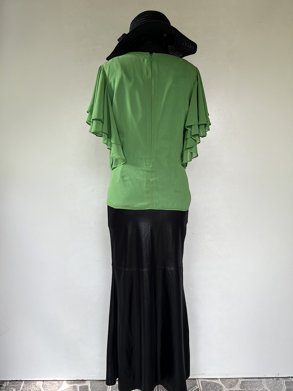 Falda larga negra con Blusa verde 3