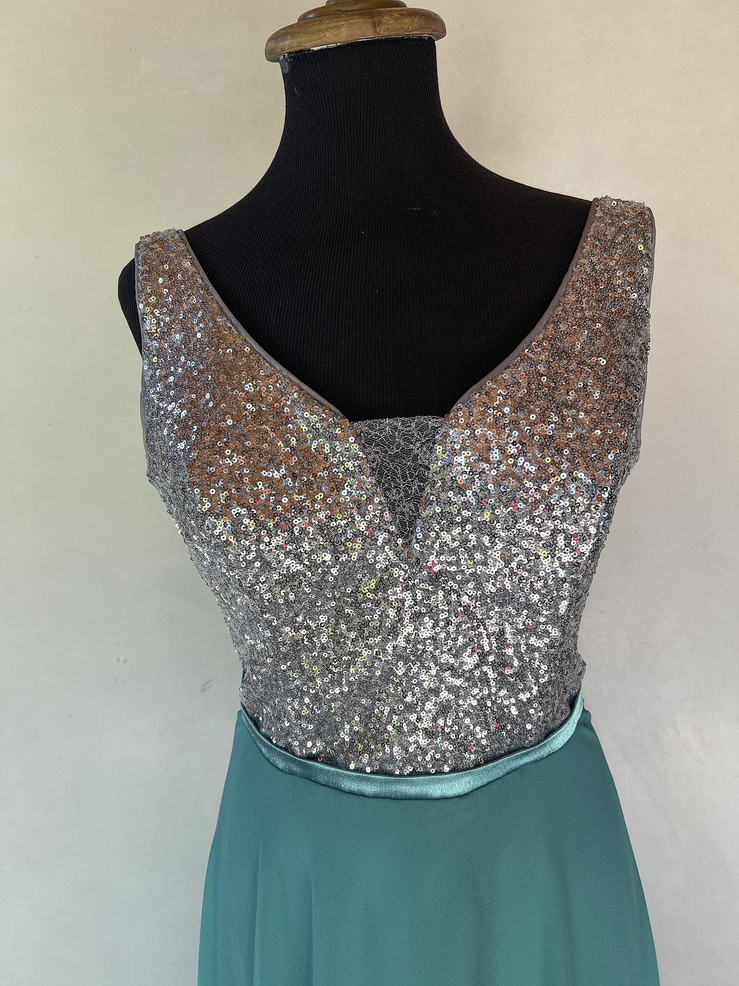 VESTIDO FALDA CELESTE TOP PLATEADO - TALLA 44 4