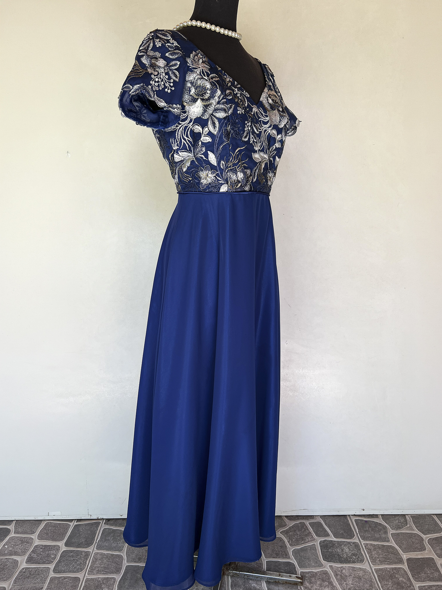 VESTIDO LARGO AZUL TOP ROSAS BLANCAS - TALLA 46 2
