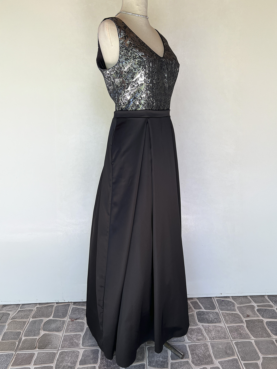 VESTIDO NEGRO TOP PLATEADO - TALLA 44 2