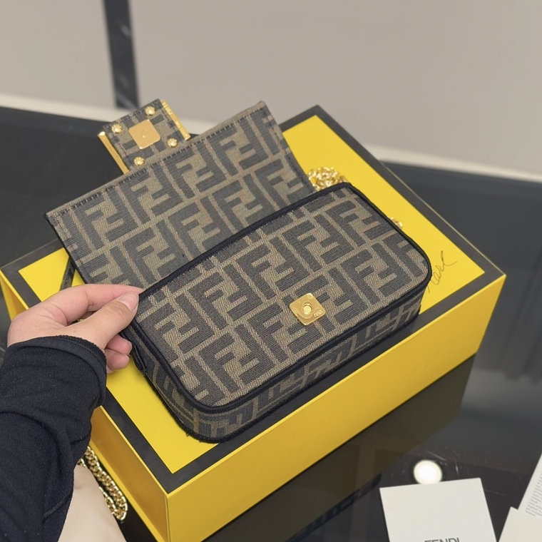 Fendi Baguette bag 3
