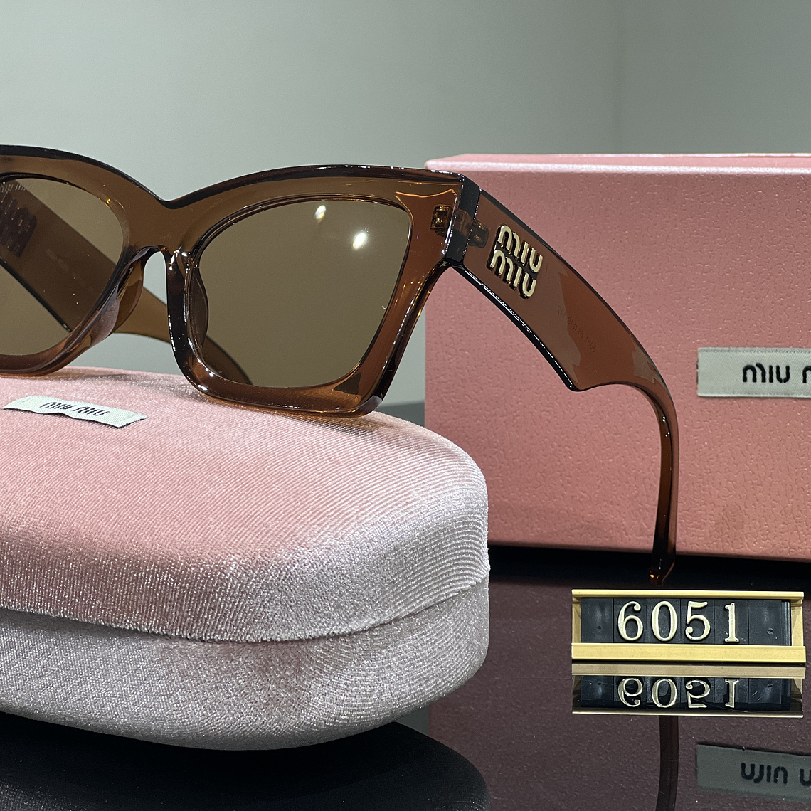 Óculos de Sol Miu Miu 6051 2