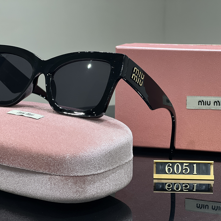 Óculos de Sol Miu Miu 6051 1