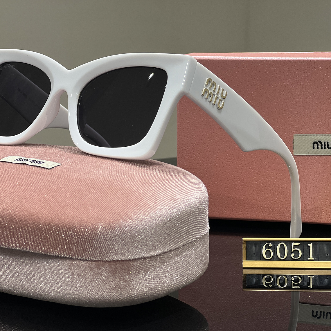 Óculos de Sol Miu Miu 6051 4