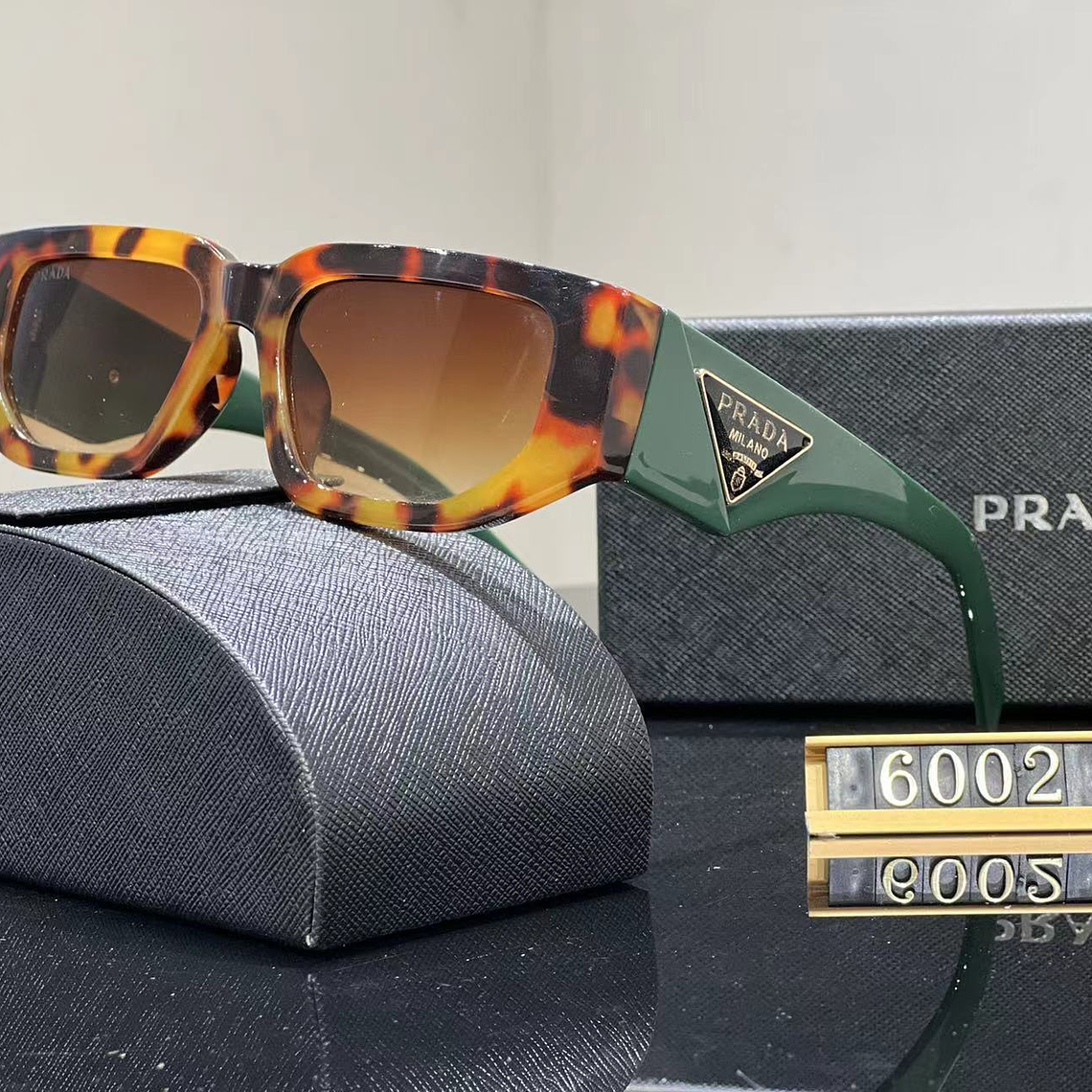 Óculos de Sol Prada 6002 2