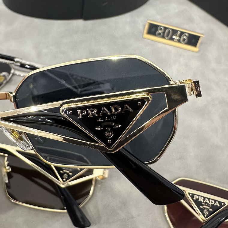 Óculos de Sol Prada 8046 11
