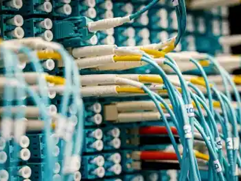 Fibra Óptica: Tipos, Usos, Ventajas y Comparación con Cables de Cobre