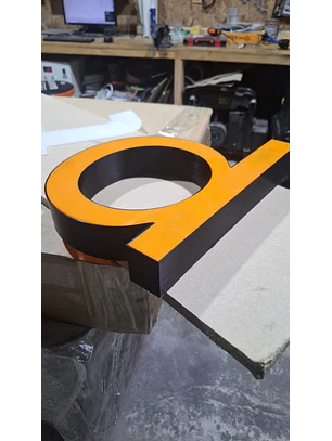 LETRAS VOLUMÉTRICAS CON BASE PLASTICA DE 20 CM DE ALTO