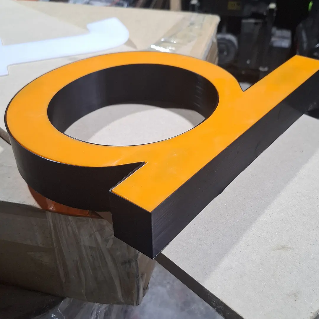 LETRAS VOLUMÉTRICAS CON BASE PLASTICA DE 20 CM DE ALTO 1