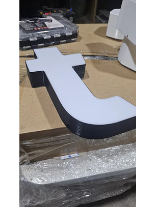 LETRAS VOLUMÉTRICAS CON BASE PLASTICA DE 20 CM DE ALTO